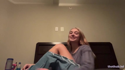 Babykendevine flashing her big tits live on twitch