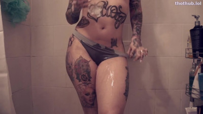 VanyVicious in shower