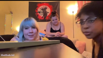 Naysiabee and 2 friends flashing their tits on twitch