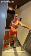 ashley_aoky - Hooters girl getting her tip